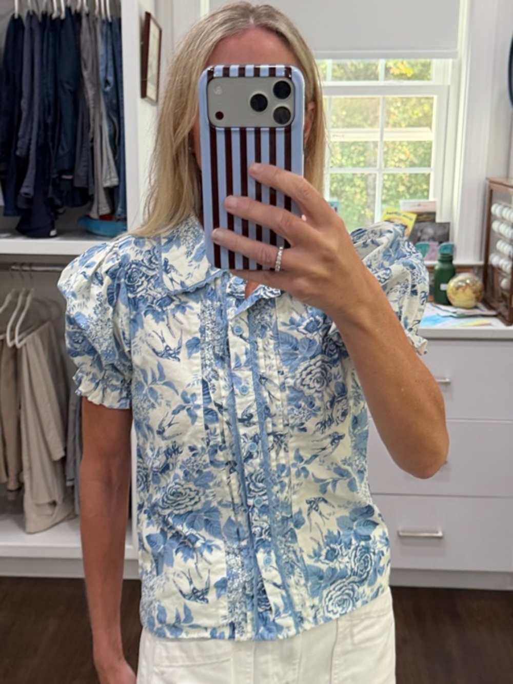 Ivy City Co Blue and White Floral Puff-Sleeve Blouse